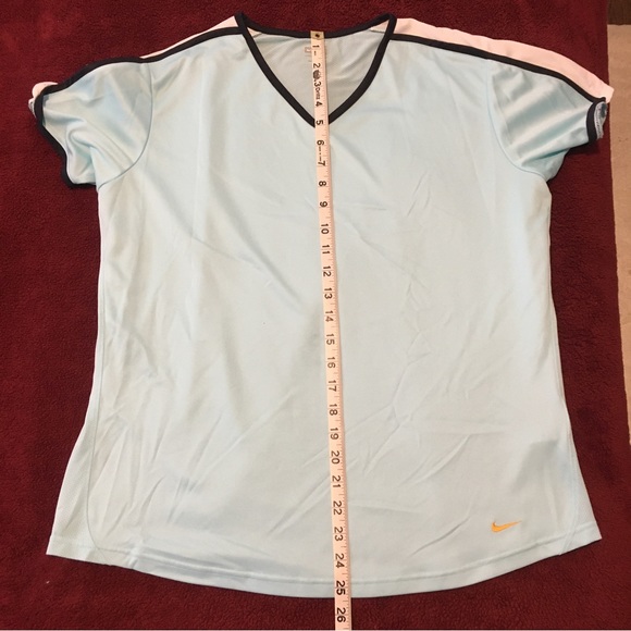 Nike women’s light turquoise athletic top - Picture 9 of 9